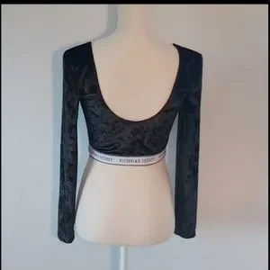 Victoria's Secretレア˚✧₊蝶ブラックCrop Top Victoria's Secret | Tops | Victoria Secret Black Velvet Logo